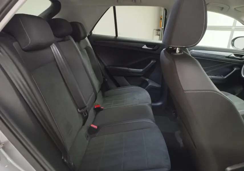 Vue intérieure côté droit des sièges arrière en tissu gris foncé du Volkswagen T-Roc 1.5 TSI 150 DSG7 Style 2023.
