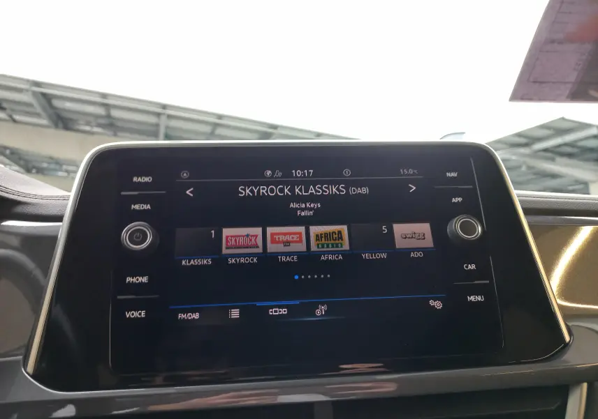Écran tactile central du Volkswagen T-Roc 2023 affichant la radio numérique Skyrock Klassiks en intérieur noir et doré.