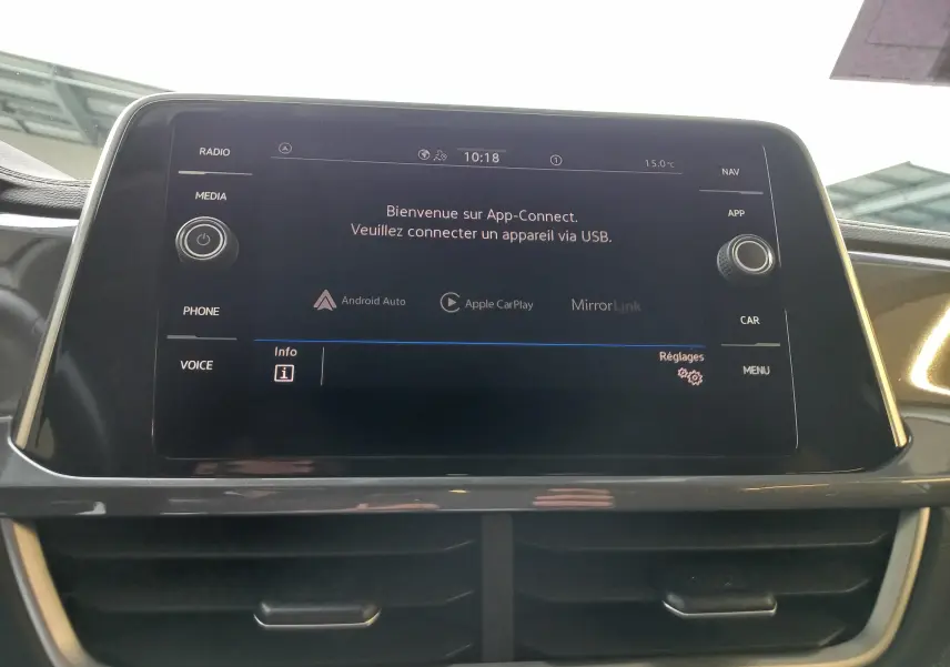 Écran tactile central du Volkswagen T-Roc 2023 affichant l'interface App-Connect avec options Android Auto et Apple CarPlay.