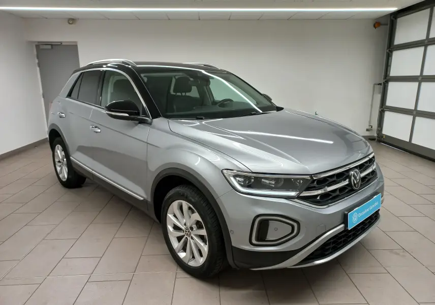 Volkswagen T-Roc 1.5 TSI 150 DSG7 Style gris pyrite vue 3/4 avant avec toit noir et vitres arrière surteintées.
