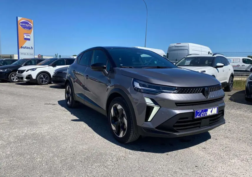 Renault Captur 2025 gris cassiopée avec toit noir, vue 3/4 avant, jantes noires distinctives, stationné en extérieur.