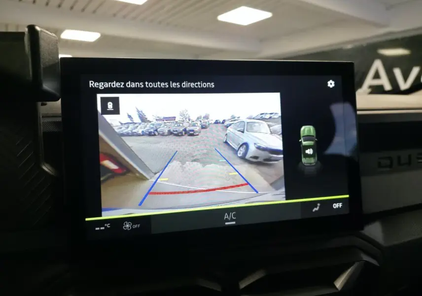 Vue intérieure de l'écran central tactile du Dacia Duster 2025 affichant la caméra de recul en marche.