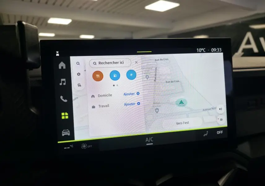 Écran tactile central 10 pouces du Dacia Duster 2025 affichant la navigation connectée en intérieur.