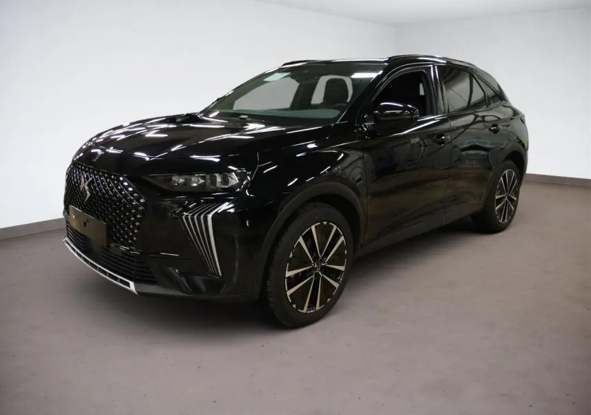 DS7 noir Perla vu en 3/4 avant droit, avec calandre distinctive et jantes alliage 19 pouces Edinburgh.