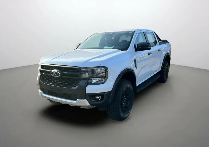 Ford Ranger blanc glacier en 3/4 avant droit avec arceaux noirs et marchepieds visibles sur fond neutre.