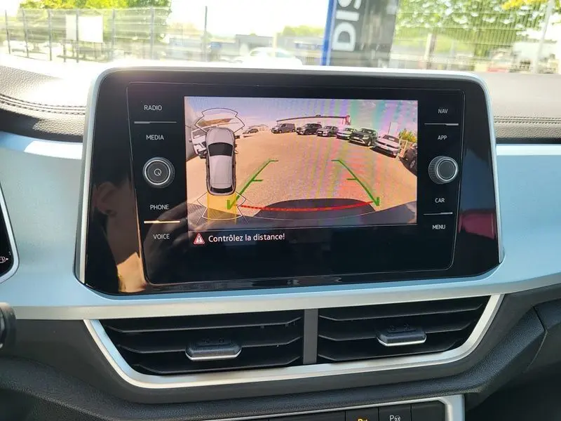 Écran central du Volkswagen T-Roc 2025 gris Indium montrant la caméra de recul avec guidage de trajectoire.