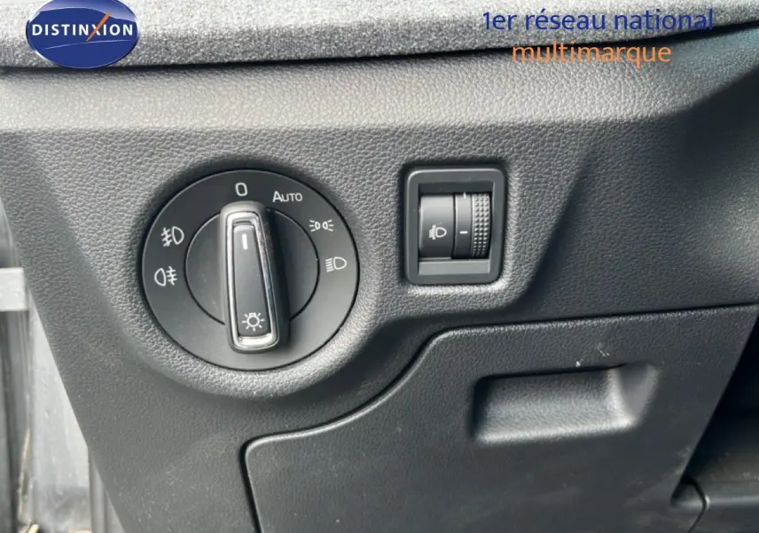 Gros plan sur les commandes d’éclairage intérieures en plastique noir du Skoda Scala gris graphite 2025.