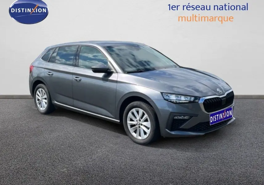 Vue 3/4 avant droite d'une Skoda Scala gris graphite métal avec jantes alliage et calandre noire distinctive.