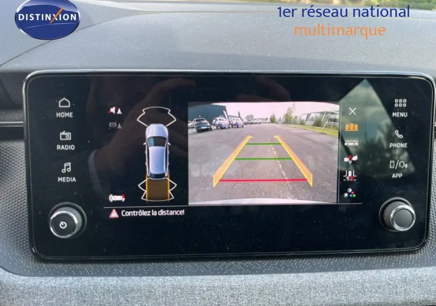 Écran central de la Skoda Scala 2025 montrant la caméra de recul avec guidage de trajectoire en vue arrière.