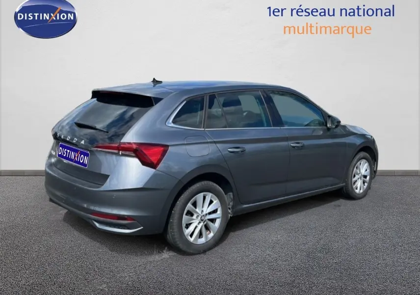 Vue 3/4 arrière droite d'une Skoda Scala 2025 gris graphite métal avec jantes alliage et feux arrière LED.