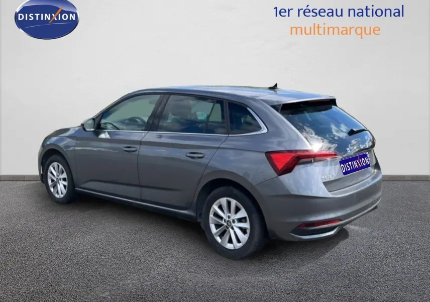 Vue 3/4 arrière droite d'une Skoda Scala gris graphite métal avec jantes alliage et feux arrière LED.