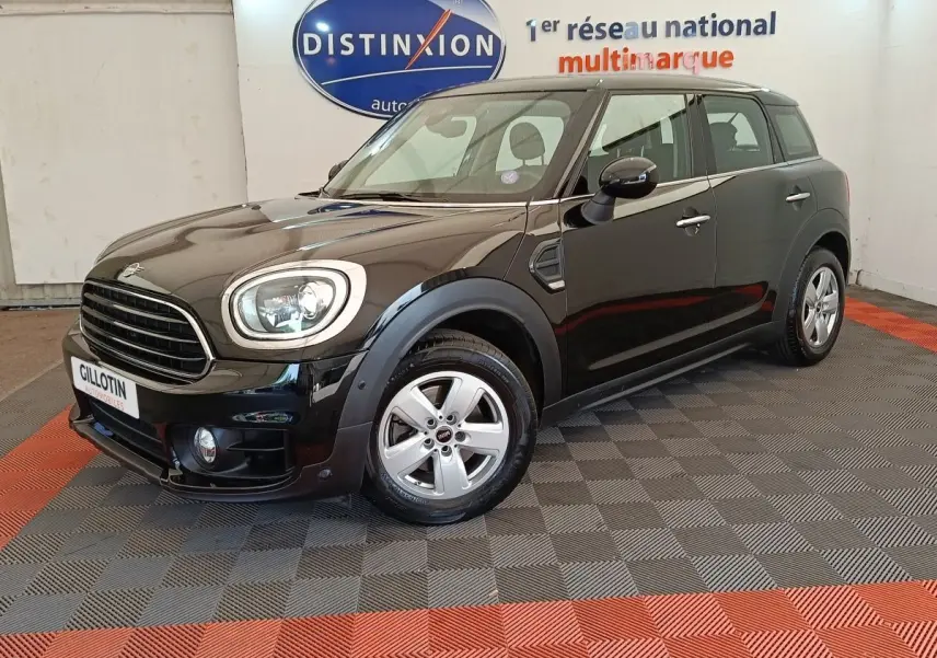 MINI Countryman Cooper noir en 3/4 avant droit, avec phares LED et jantes alliage visibles en intérieur showroom.