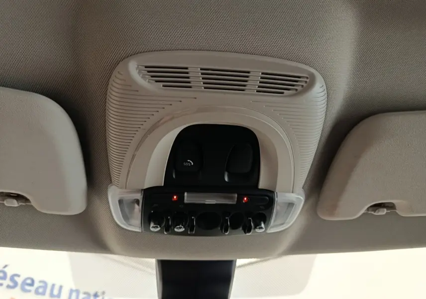 Vue intérieure en gros plan du plafonnier beige avec commandes et éclairage dans une MINI Countryman noire de 2019.