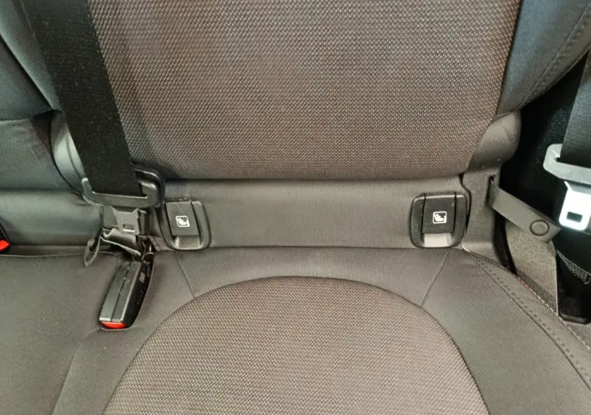Gros plan sur la banquette arrière noire du MINI Countryman 2019 avec attaches Isofix visibles et ceinture de sécurité.