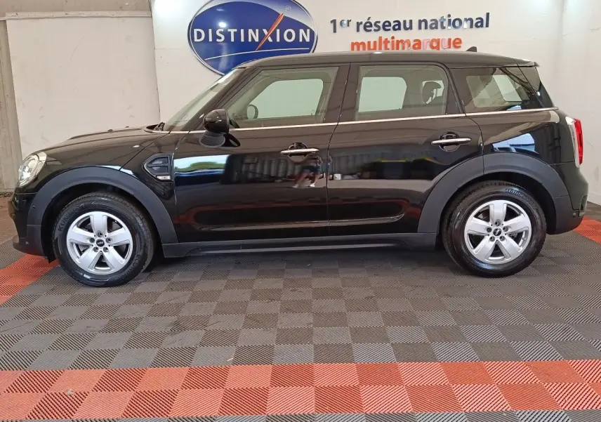 Vue de profil côté gauche d'un MINI Countryman noir 2019 avec jantes argentées et toit noir.