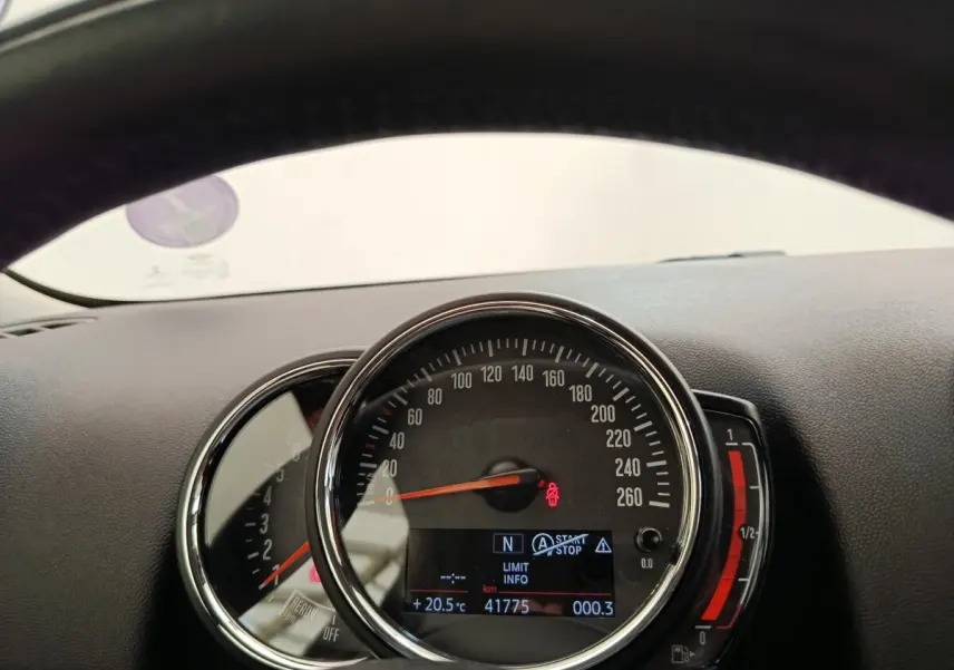Gros plan sur le tableau de bord du MINI Countryman noir, affichant le compteur de vitesse et les informations numériques.