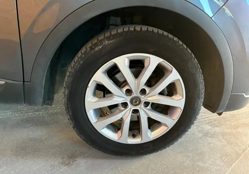 Gros plan sur la roue avant droite d’un Renault Kadjar gris 2019 avec jante alliage à plusieurs branches.