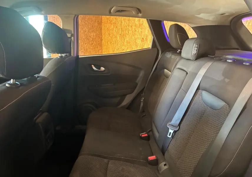 Vue intérieure côté droit des sièges arrière en tissu noir du Renault Kadjar gris, version 2019, avec ceintures de sécurité visibles.