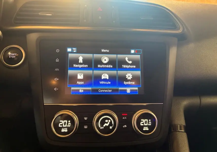 Vue rapprochée de la console centrale du Renault Kadjar 2019, écran tactile et commandes de climatisation visibles.
