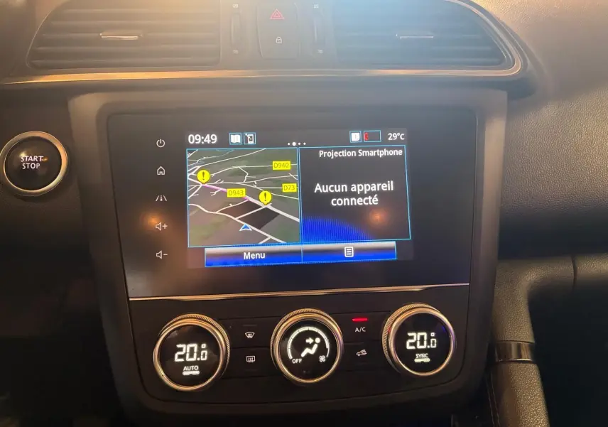 Vue rapprochée du tableau de bord noir du Renault Kadjar 2019, avec écran tactile et commandes de climatisation digitales.