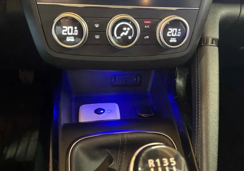 Gros plan sur la console centrale du Renault Kadjar gris, montrant la climatisation digitale et le levier de vitesse manuel.