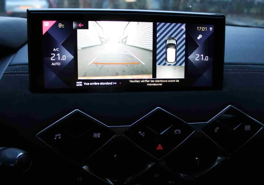 Gros plan sur l'écran central du DS3 Crossback gris platinium, affichant la caméra de recul et les commandes tactiles.