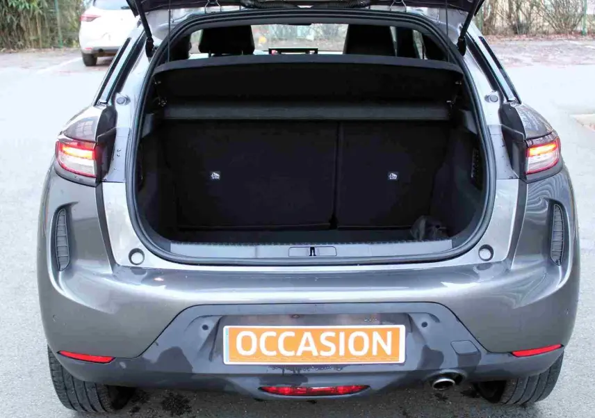 Vue arrière d'un DS3 Crossback gris platinium métal avec coffre ouvert et plaque "OCCASION" visible.