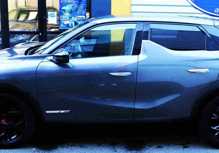 Profil côté gauche du DS3 Crossback gris platinium métal, mettant en valeur ses lignes sculptées et ses jantes noires.