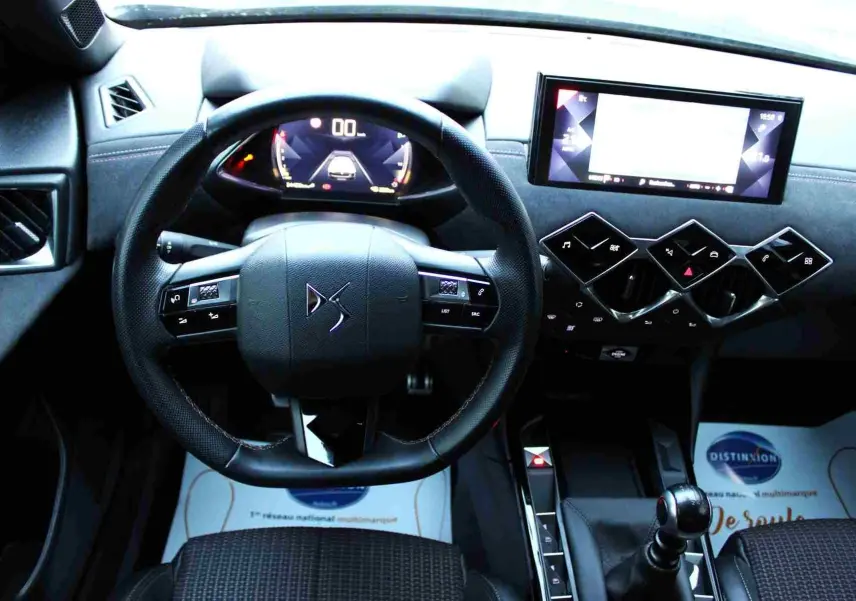 Intérieur du DS3 Crossback 1.5 BlueHDi 2021, vue frontale du volant cuir noir et tableau de bord numérique avec écran tactile.