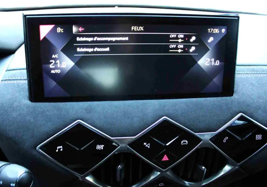 Vue rapprochée de l’écran tactile et des commandes en losange du tableau de bord du DS3 Crossback gris platinium 2021.