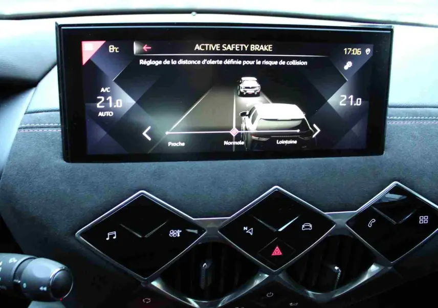 Vue rapprochée de l’écran tactile central du DS3 Crossback gris platinium, affichant le réglage du freinage actif de sécurité.