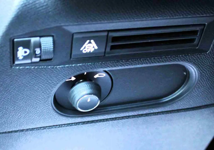 Détail du tableau de bord côté gauche du DS3 Crossback 2021, avec commandes d’éclairage et ventilation noire.