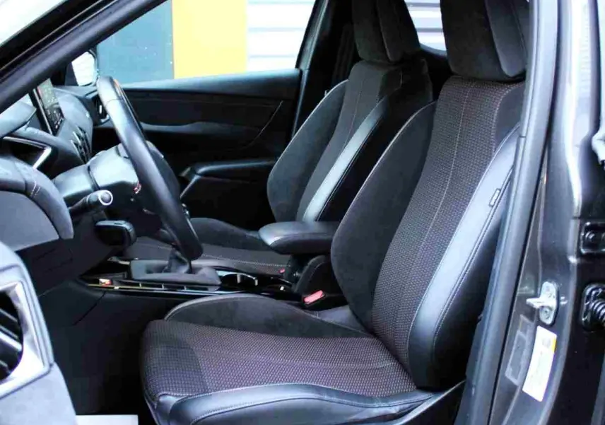 Vue intérieure côté conducteur du DS3 Crossback gris platinium, mettant en valeur les sièges tissu et cuir noir.