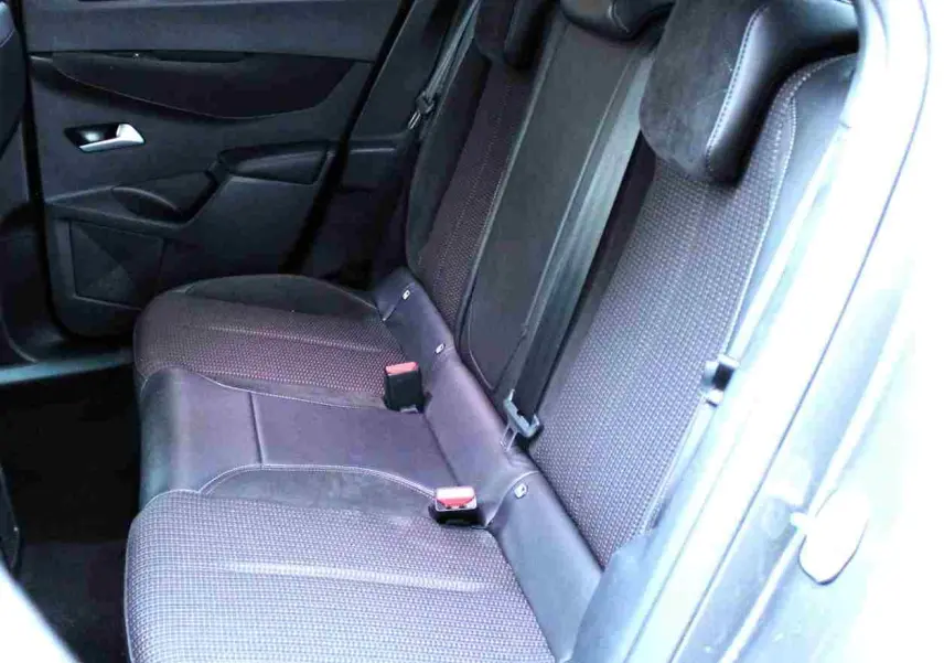 Vue intérieure côté droit des sièges arrière en tissu et cuir noir du DS3 Crossback gris platinium 2021.