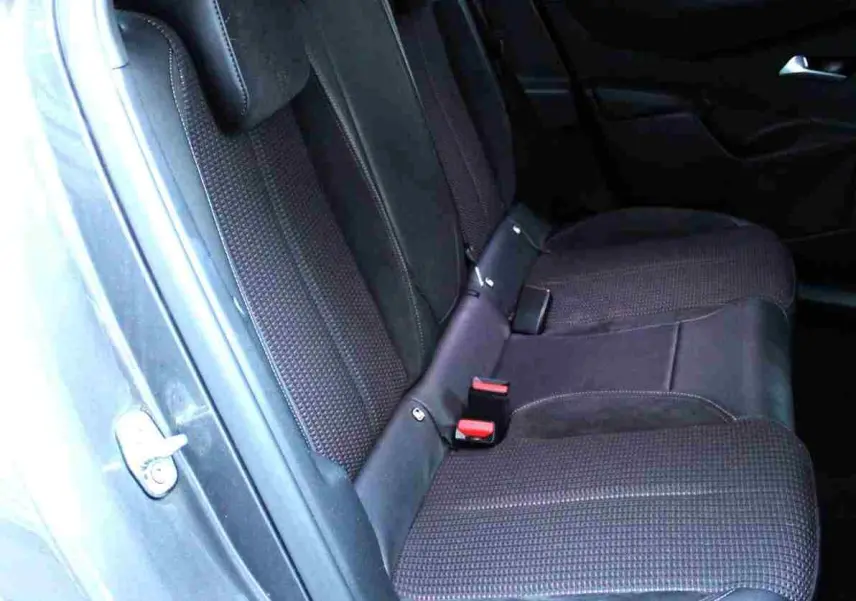Vue intérieure côté gauche des sièges arrière en tissu et cuir noir du DS3 Crossback gris platinium 2021.