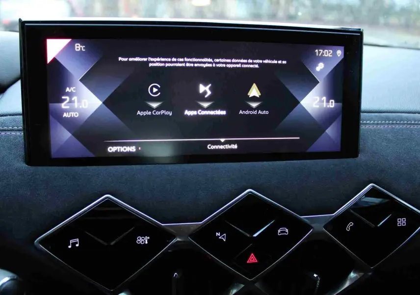Écran tactile central avec interface connectée et commandes tactiles en losange dans l’habitacle du DS3 Crossback gris platinium.