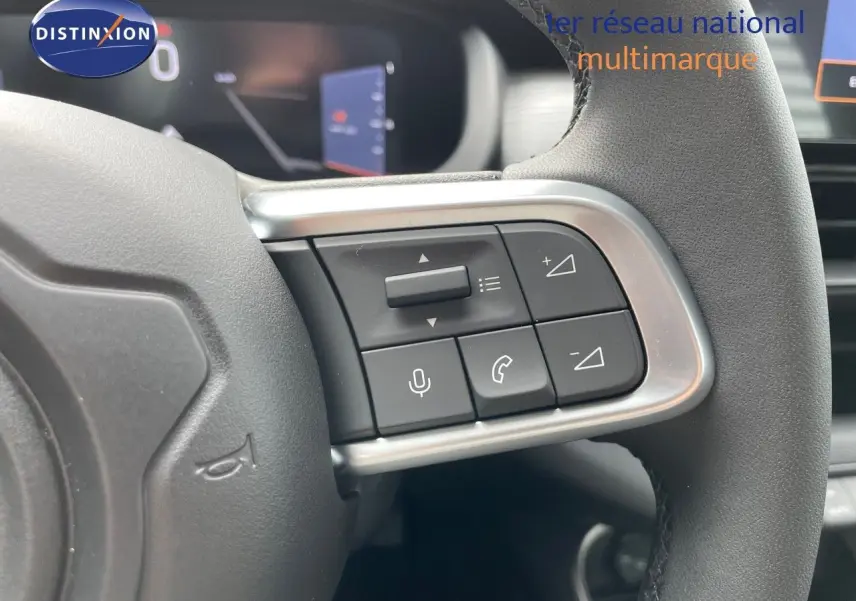 Gros plan sur les commandes au volant du Jeep Avenger 2024, finition Altitude, avec détails des boutons multifonctions.