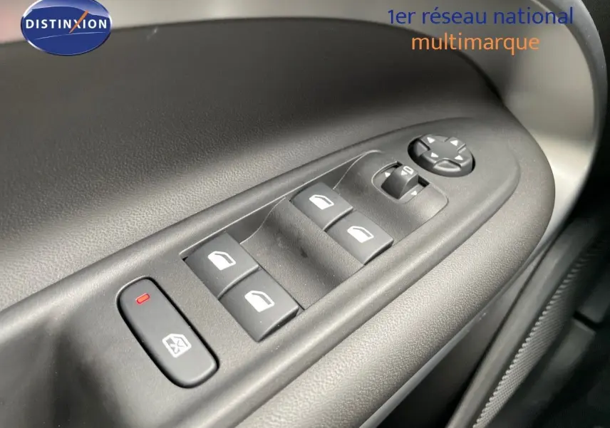 Gros plan sur les commandes des vitres électriques côté conducteur du Jeep Avenger blanc neige 2024, finition Altitude.