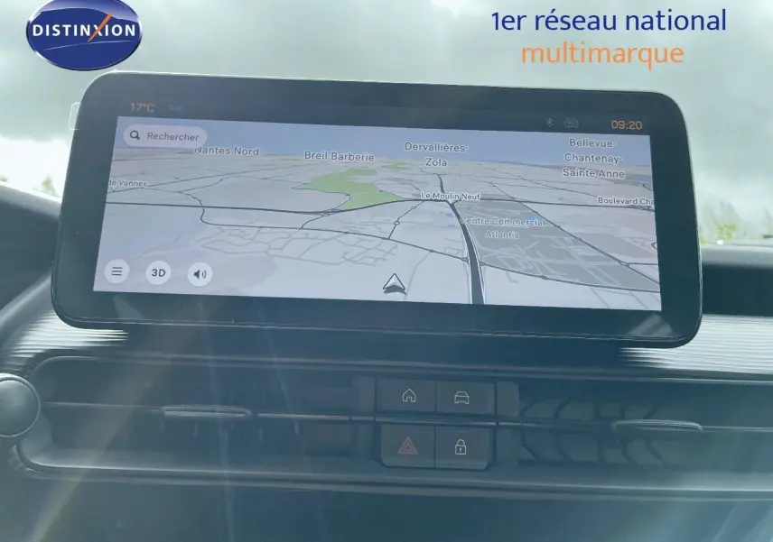 Écran tactile central avec navigation GPS dans l'habitacle d'un Jeep Avenger blanc neige 2024.