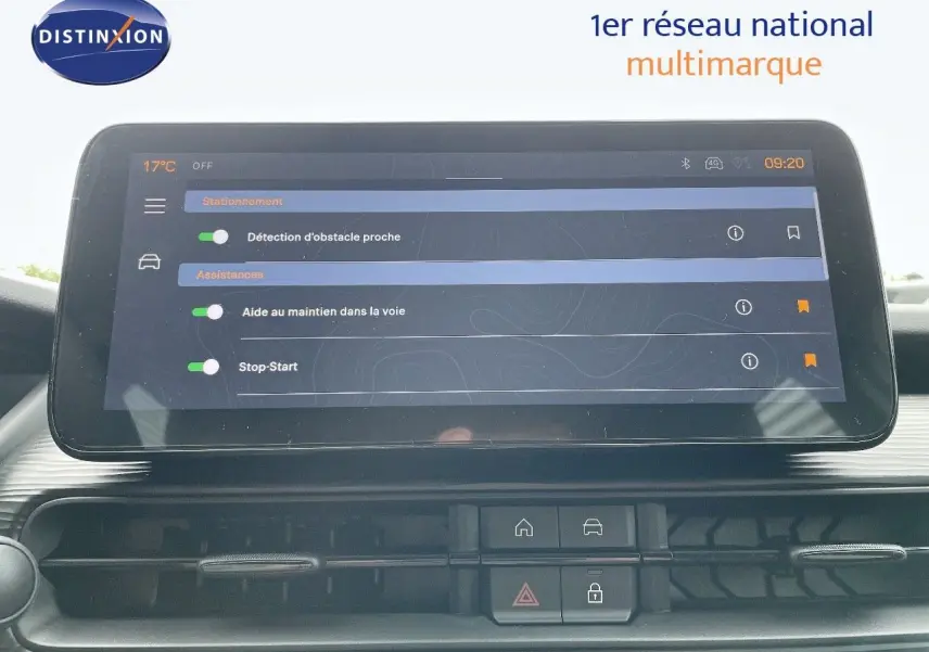 Écran tactile central du Jeep Avenger 2024 affichant les aides à la conduite, intérieur noir moderne.