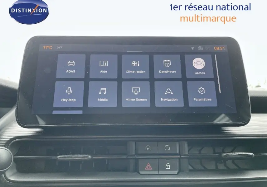 Écran tactile central affichant les commandes multimédia et climatisation dans le Jeep Avenger blanc neige 2024.