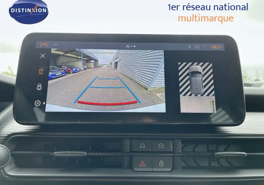 Écran multimédia du Jeep Avenger blanc neige 2024 montrant la caméra de recul avec vue arrière et top-down.