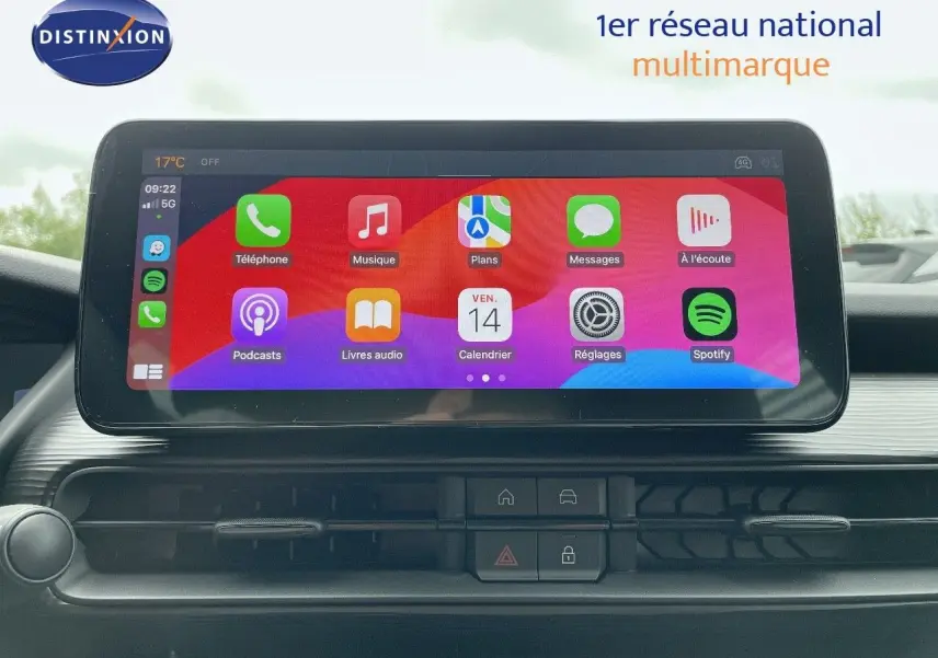 Écran tactile central du tableau de bord du Jeep Avenger 2024 affichant les applications connectées.