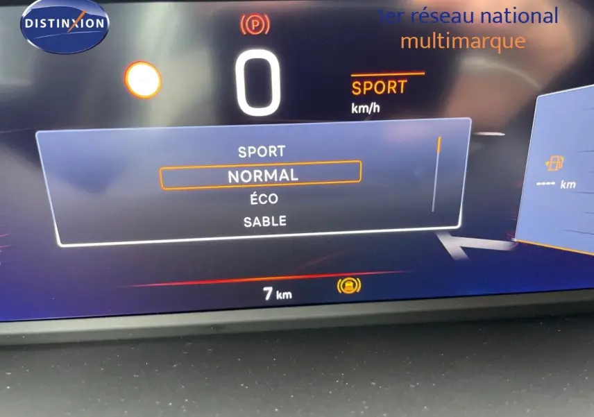 Tableau de bord numérique du Jeep Avenger 2024 montrant les modes de conduite avec affichage en mode Normal.