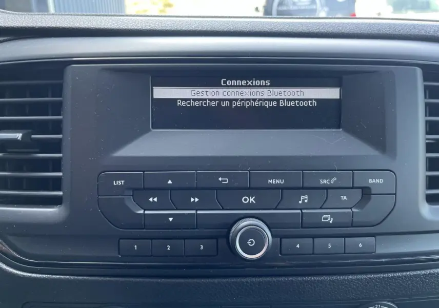 Détail de la console centrale du Toyota Proace Fourgon 2021 montrant l'écran Bluetooth et les commandes audio en noir.