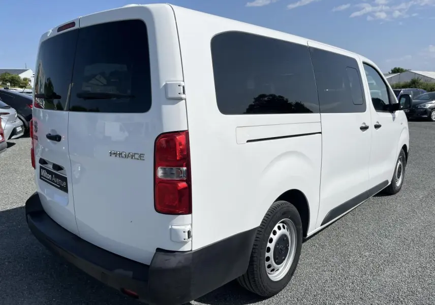 Toyota Proace Fourgon blanc vu en 3/4 arrière droit, portes arrière battantes vitrées et jantes acier 16 pouces.