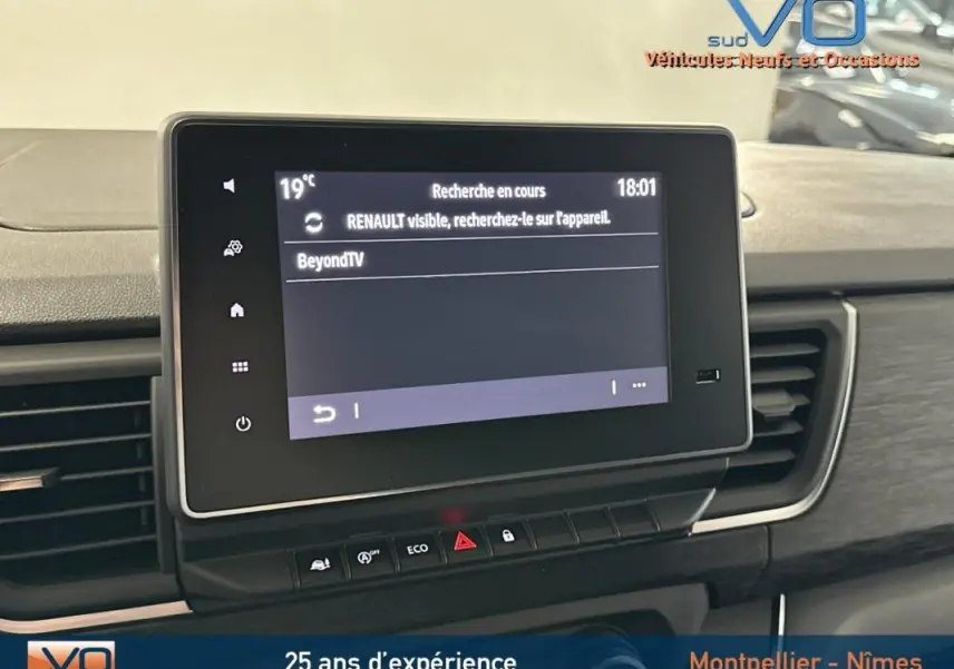 Vue de face de l'écran tactile du tableau de bord du Renault Trafic Fourgon gris 2025 avec commandes intégrées.