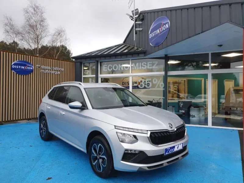 SKODA KAMIQ gris diamant métallisé vu en 3/4 avant, avec calandre noire et jantes alu distinctives.