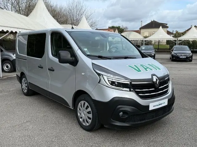 Renault Trafic Fourgon gris platine en 3/4 avant droit avec marquage vert "VAN" sur le capot.