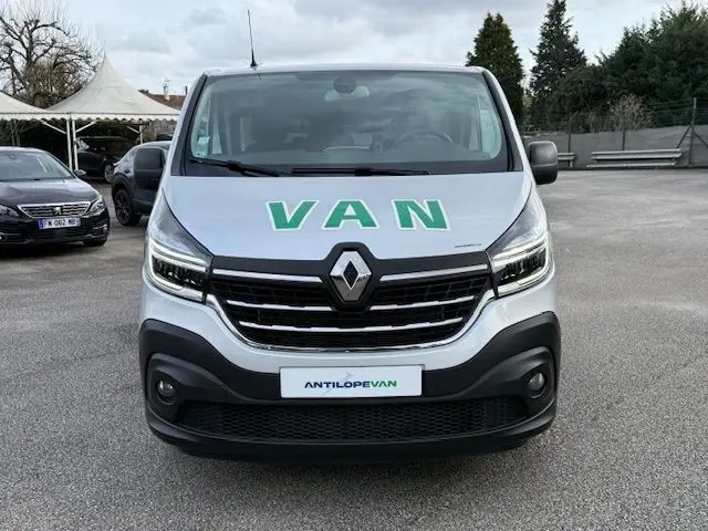 Vue de face du Renault Trafic Fourgon gris platine avec logo VAN vert sur le capot et plaque Antilope Van.